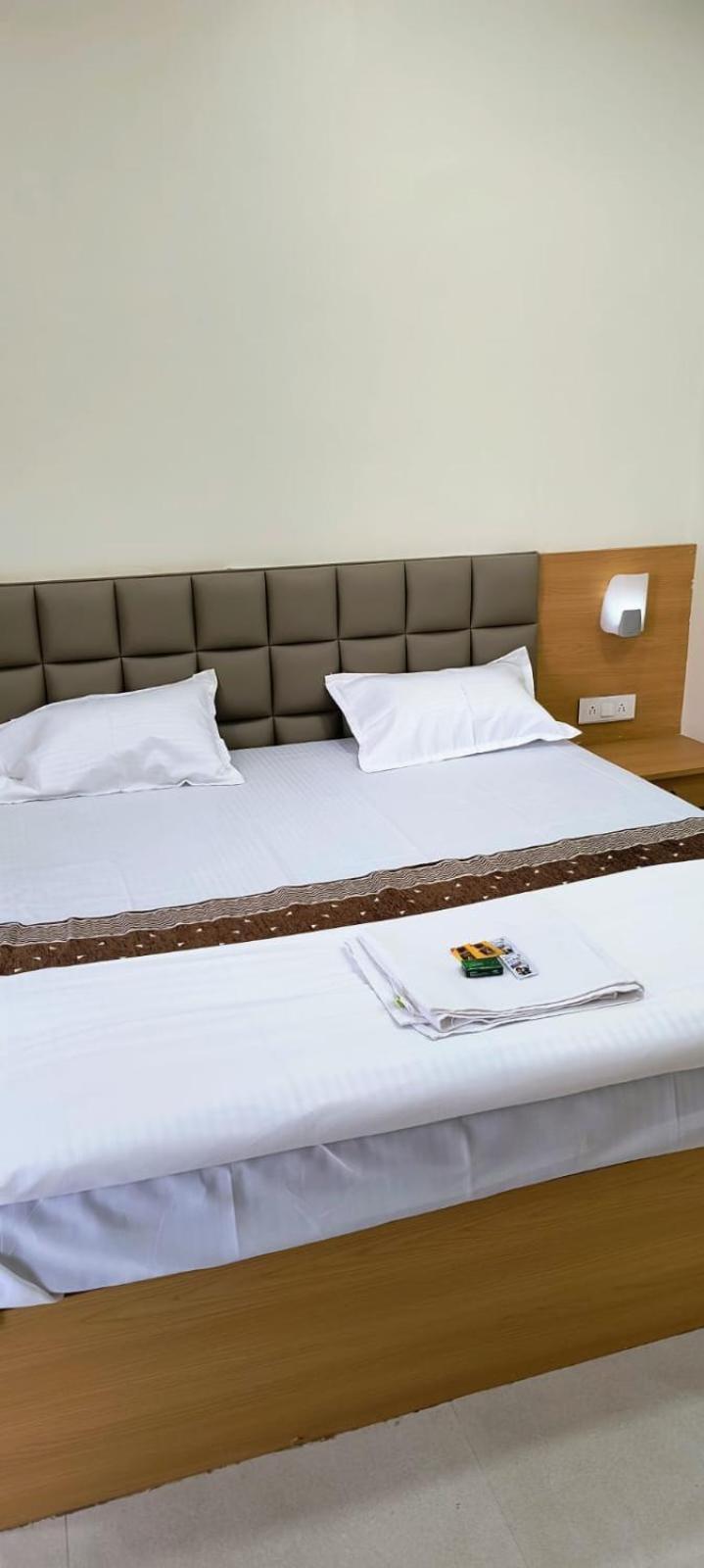 Hotel Satyam Shajapur Bagian luar foto