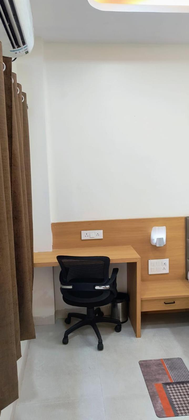 Hotel Satyam Shajapur Bagian luar foto
